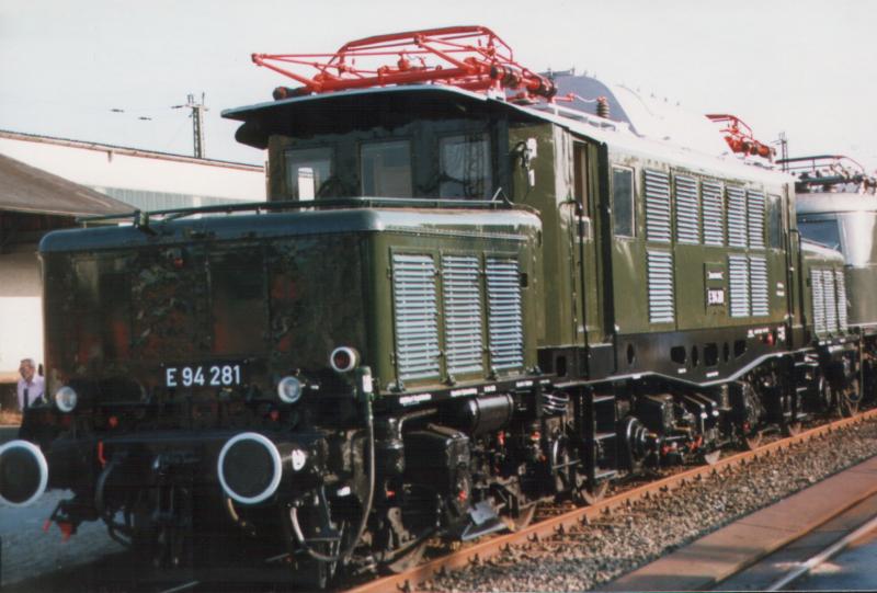 E 94-281 in Opladen. Die E-94-281 wurde am 16.02.1956 von Krauss-Maffei an das BW Nrnberg geliefert.Danach war sie in Wrzburg (1957) und Aschaffenburg (ab Mai 1958) beheimatet. 1971 erfolgte eine Umschreibung in die Unterbaureihe 194.5 als 194.581.Von 1975 bis zur ihrer Z-Stellung 1988 gehrte sie zum BW Nrnberg. Heute ist die E94-281 Museumslok in Konrwestheim und dient als Ersatzteilspender fr die E94-279. Ingesamt wurden 201 Stck der schweren Gterzuglokomotiven in den Jahren 1940-1947 und 1950-1955 gebaut.