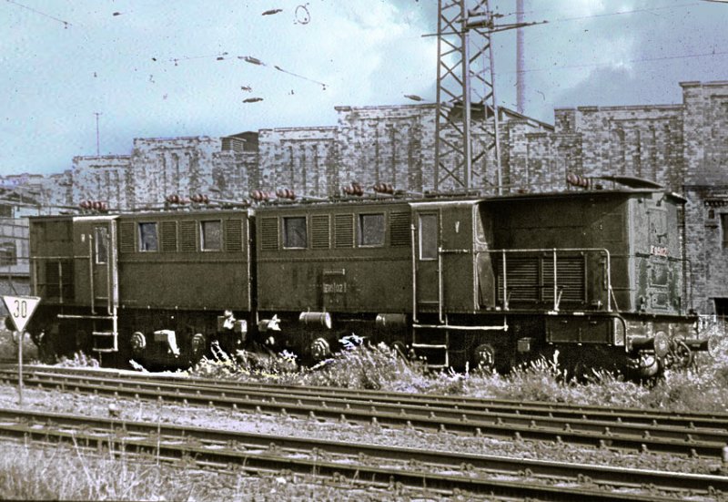 E 95 02 als Weichenheizlok in Halle/Saale. Die von der AEG 1927 in Berlin gebaute Maschine, kam vor dem Krieg, im zum Teil elektrifizierten Netz, in Schlesien zum Einsatz. Sie war damals mit ca 140t die schwerste und mit 21m lngste E-Lok der D.R.G.
Nach dem Krieg wurde sie von der DDR-Reichsbahn bernommen.
Wenn ich richtig informiert bin, soll sie heute mit ausgebauter E-Bremse in Halle zu besichtigen sein.
Aufn. 1969