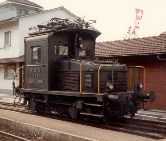 E - Lok .. Tm 2/2 103  der OeBB im Bahnhof von Balsthal im April 1982