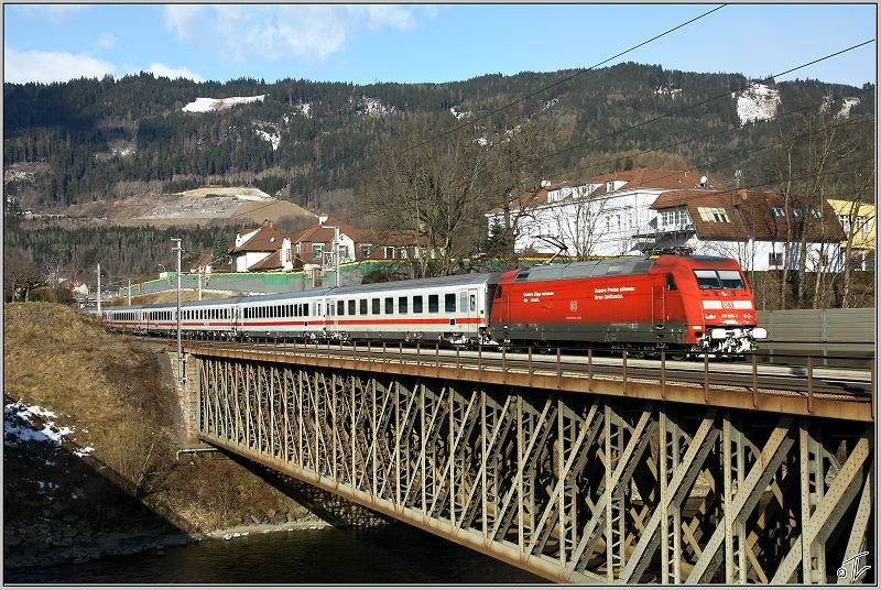 E-Lok 101 093 fhrt mit IC 719 ber die Murbrcke in Leoben.
15.02.2009