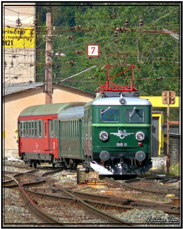E-Lok 1010 010 mit Sonderzug aus Wien.
Mrzzuschlag 15.09.2007