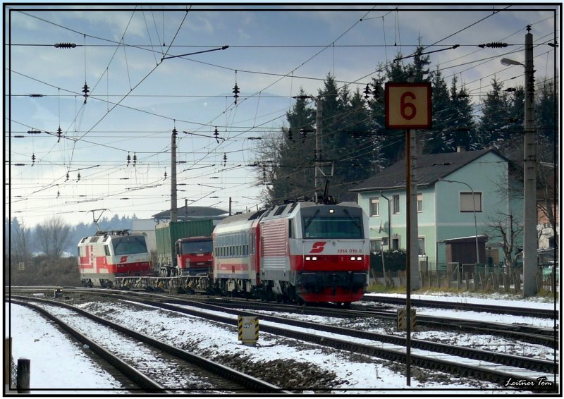 E-Lok 1014 011 Rail Cargo und 1014 016 fahren mit einem Messzug durch den Bahnhof Zeltweg.
11.12.2007