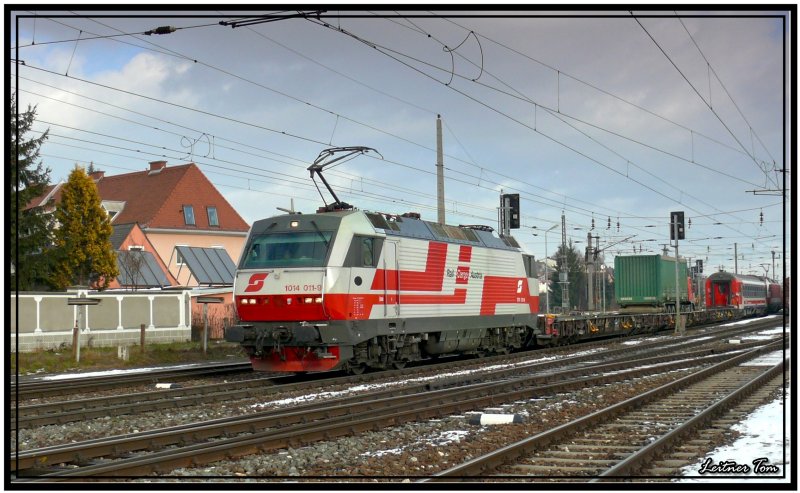 E-Lok 1014 011 Rail Cargo und 1014 016 fahren mit einem Messzug durch den Bahnhof Zeltweg.
11.12.2007