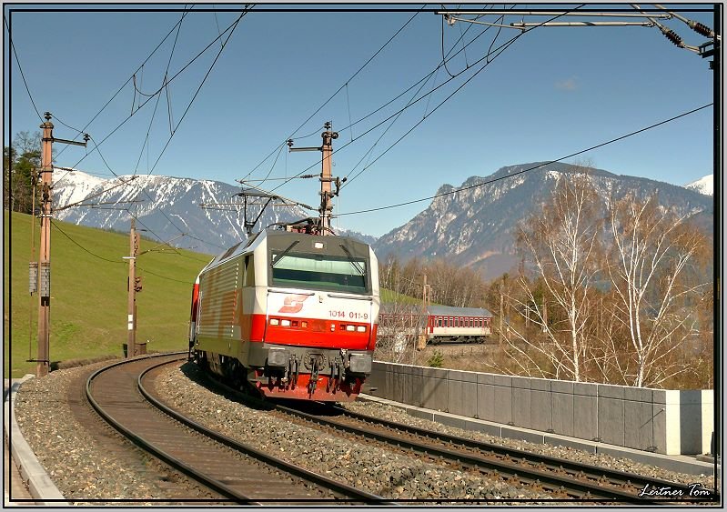 E-Lok 1014 011 Rail Cargo fhrt mit dem Erlebniszug Wiener Alpen von Bratislava nach Mrzzuschlag hier auf dem 106 m langen Abfaltersbach Viadukt. 
Semmering 30.03.2008
