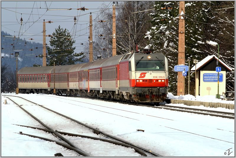 E-Lok 1014 013 fhrt mit EZ 1953  Wiener Alpen  von Bratislava nach Mrzzuschlag. 
Eichberg 21.03.2009