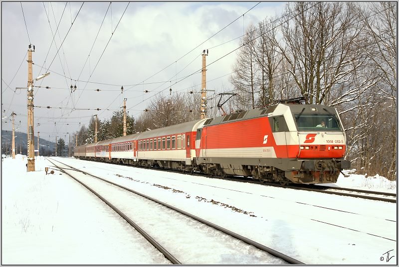 E-Lok 1014 013 fhrt mit EZ 1953  Wiener Alpen  von Bratislava nach Mrzzuschlag. Eichberg 21.03.2009