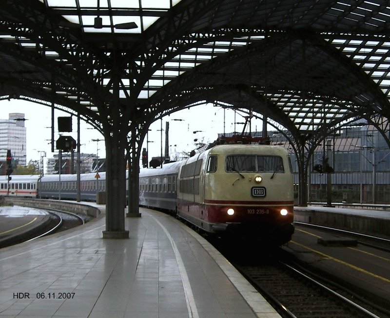 E-Lok 103 235-8 durchfhrt mit Leerzug den Hauptbahnhof von Kln.  06.11.07 