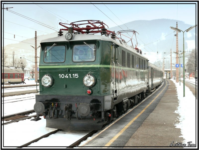 E-Lok 1041.15 fhrt mit Nostalgiesonderzug von Mrzzuschlag nach Wien
5.1.2008