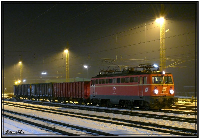 E-Lok 1042 013 in Blutorange fhrt mit einem Gterzug von Knittelfeld in Richtung Zeltweg.
19.11.2007
