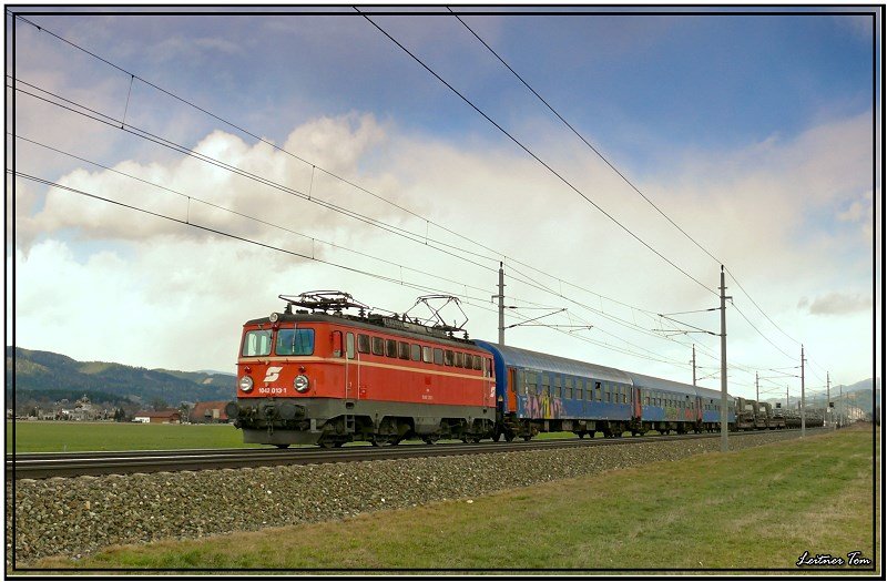E-Lok 1042 013 fhrt mit einem Militrzug vom Semmering kommend in Richtung Klagenfurt.
Zeltweg 20.3.2008