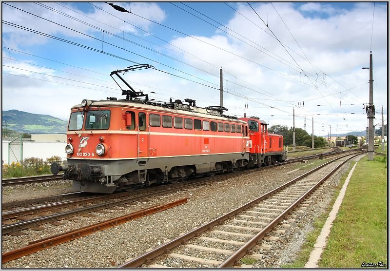 E-Lok 1042 020 und Diesellok 2067 041 fahren als Lokzug von St.Michael nach Knittelfeld.
Knittelfeld 20.09.2008