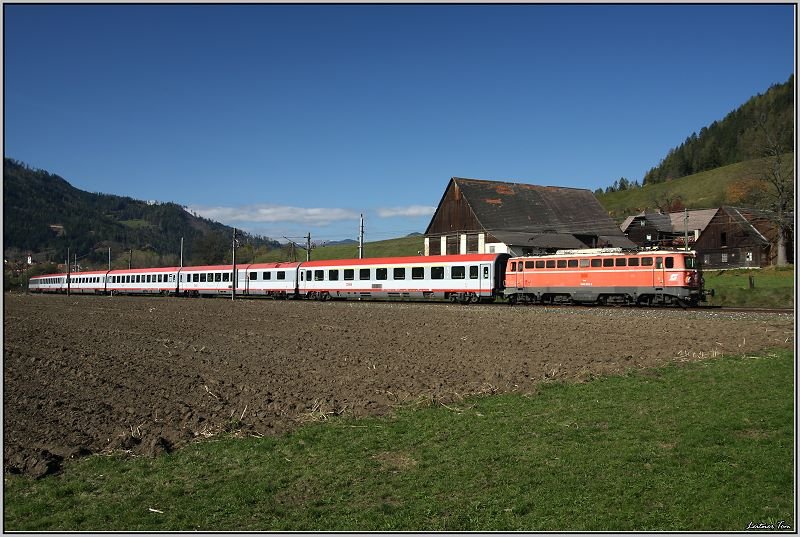 E-Lok 1042 033 fhrt mit IC 536   Jacques Lemans   von Villach nach Wien Sd.
Paig 18.10.2008