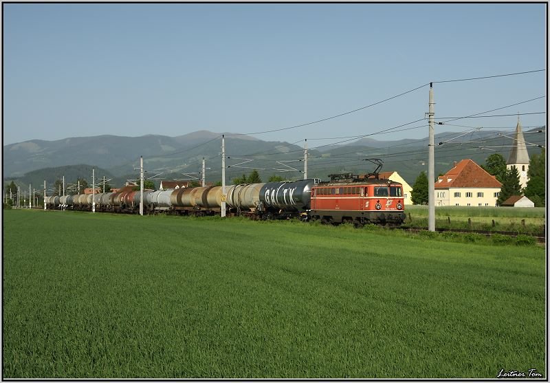 E-Lok 1042 034 fhrt mit einem Kesselwagenzug in Lind bei Zeltweg.
27.05.2008