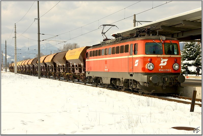 E-Lok 1042 041 steht mit einem Schotterzug im Bahnhof Ternitz.
21.03.2009