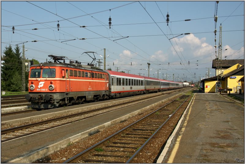 E-Lok 1042 050 fhrt mit EC 733  der Warmbadnerhof  von Wien nach Villach.
Zeltweg 22.09.2009