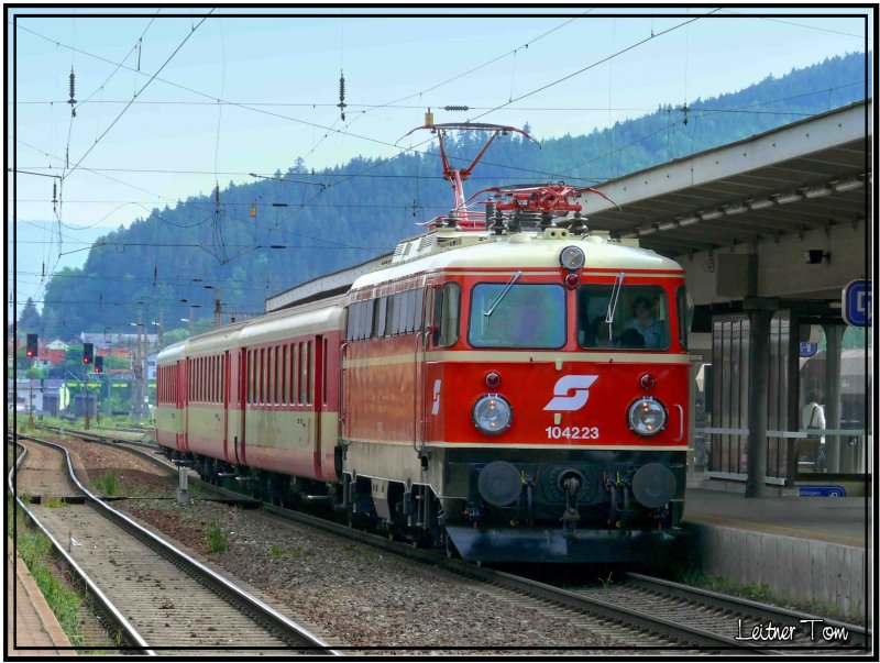 E-Lok 1042 23 mit Schlierenwagen als Sonderzug von Wien nach Knittelfeld anl�sslich des Andampfens 2007 in Knittelfeld