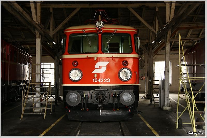 E-Lok 1042 23 steht im Heizhaus in Selzthal.
19.04.2008