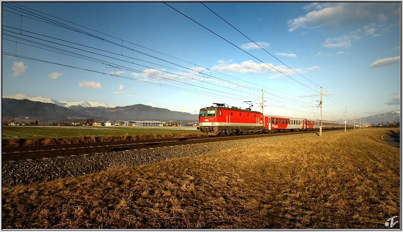 E-Lok 1044 014 fhrt mit EC 733   Der Warmbaderhof   von Wien Sd nach Villach.
Lind bei Zeltweg 1.1.2009