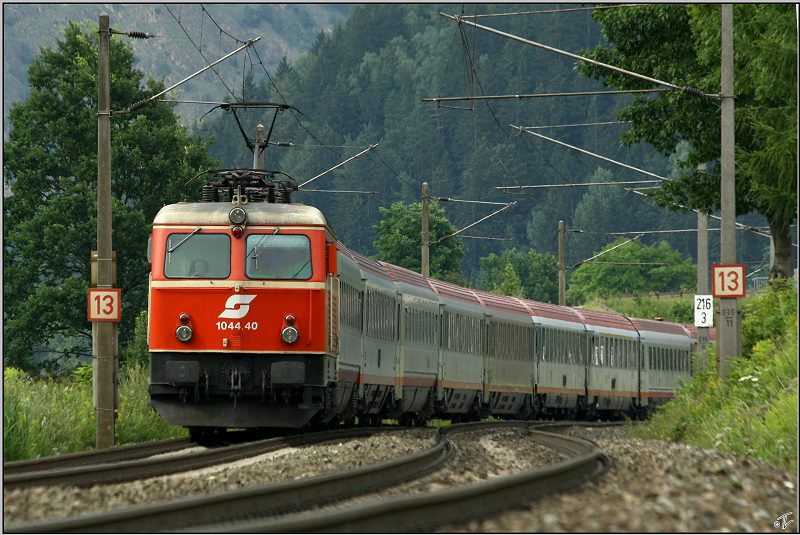 E-Lok 1044 040 fhrt mit IC 535  Krnten wasser.reich  von Wien Sd nach Villach.
St.Lorenzen 31.07.2009