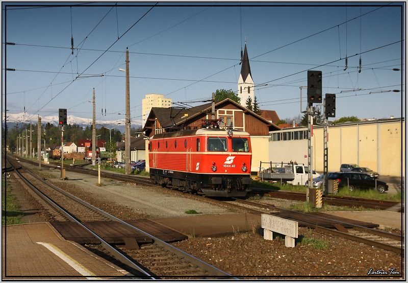 E-Lok 1044 040 fotografiert im Bahnhof Knittelfeld.Sie fuhr anschlieend gemeinsam mit der Dampflok 33.132 einen Sonderzug nach Villach.
3.5.2008