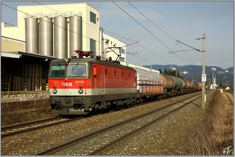 E-Lok 1044 052 fhrt mit einem Gterzug in Richtung Villach.
Zeltweg 14.03.2009
