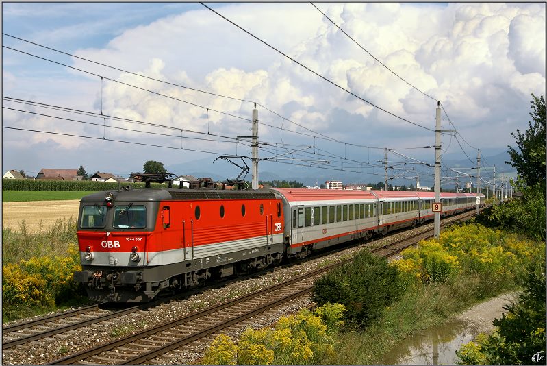 E-Lok 1044 057 fhrt mit EC 733  Der Warmbaderhof  von Wien Sd nach Villach.
Zeltweg 22.08.2009