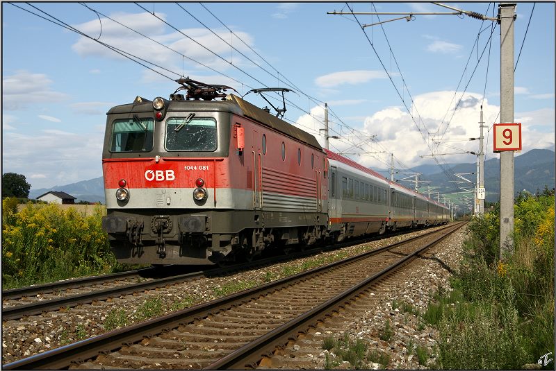 E-Lok 1044 081 fhrt mit IC 535  Krnten wasser.reich  von Wien Sd nach Villach.
Zeltweg 13.08.2009