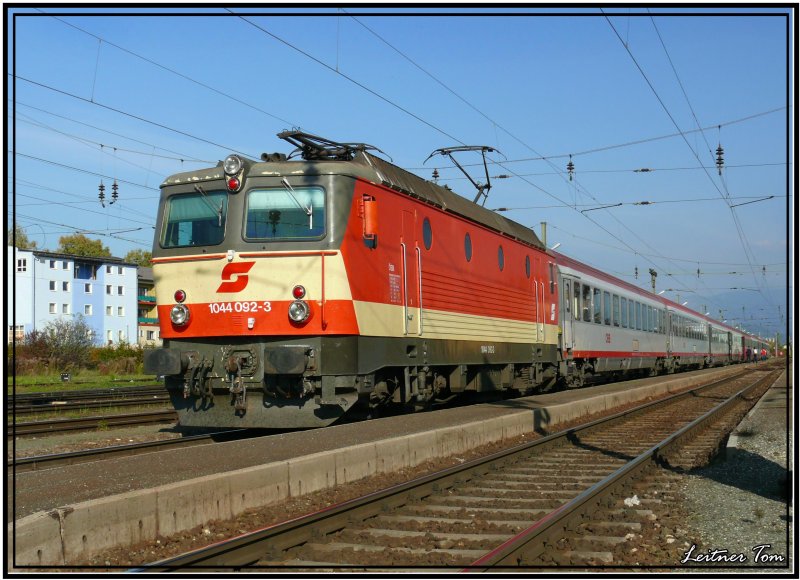 E-Lok 1044 092 im Schachbrettdesign fhrt mit EC 33 von Wien nach Villach.Fotografiert im Bahnhof Zeltweg am 11.10.2007