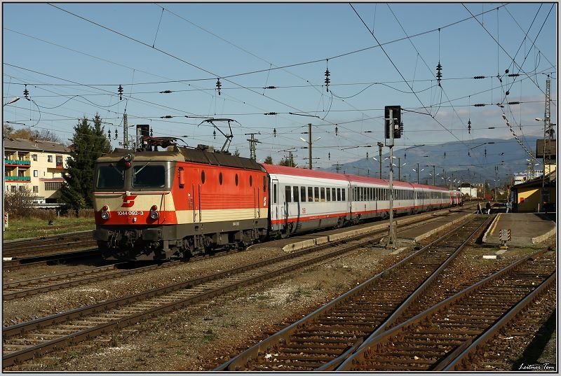 E-Lok 1044 092 im Schachbrettdesign fhrt mit IC 535   Krnten wasser.reich   von Wien nach Villach.
Zeltweg 18.10.2008