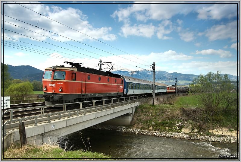 E-Lok 1044 094 fhrt mit Militrzug 90143 von Tulln nach Klagenfurt.
St.Margarethen bei Knittelfeld 24.04.2008
