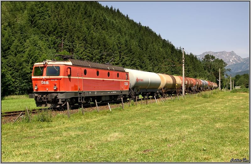 E-Lok 1044 094 fhrt mit einem Kesselwagenzug von Trofaiach nach Donawitz.
24.06.2008