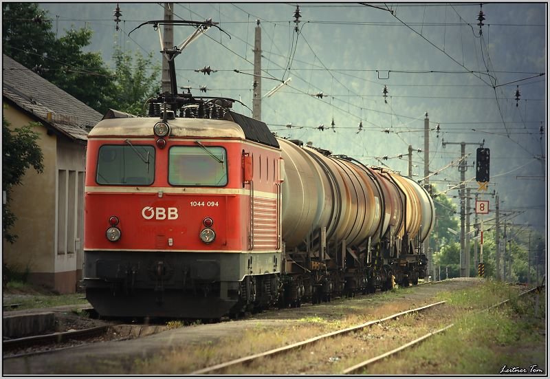 E-Lok 1044 094 steht mit einem Kesselwagenzug im Bahnhof Trofaiach.
24.06.2008