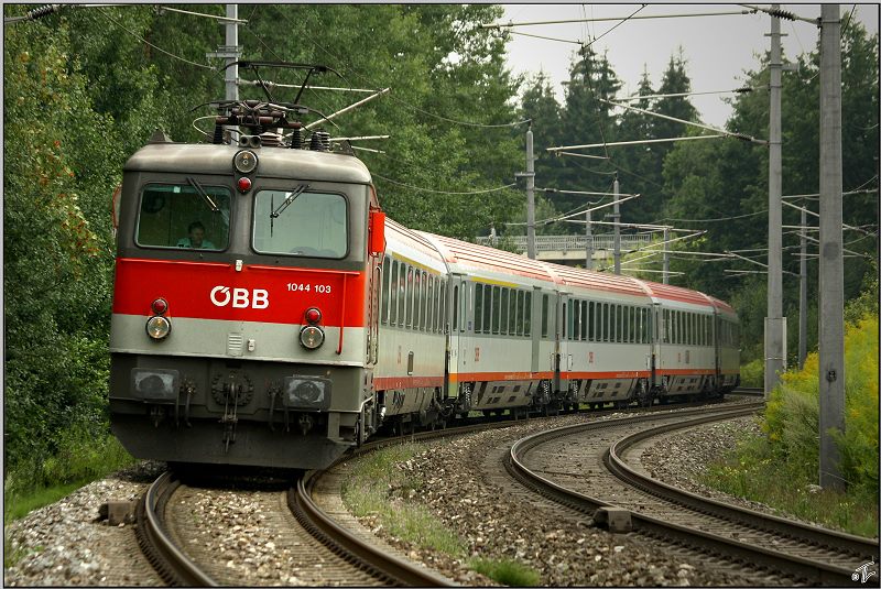 E-Lok 1044 103 fhrt mit EC 732 von Villach nach Wien Sd.
Zeltweg 9.8.2009