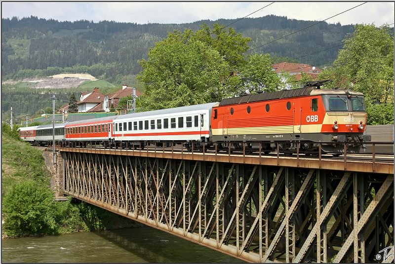 E-Lok 1044 117 Schachbrett fhrt mit IC 513 von Salzburg nach Graz.
Leoben 3.5.2009