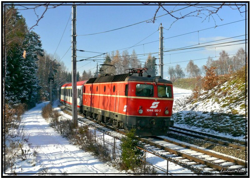 E-Lok 1044 120 eine der letzten Blutorangen f�hrt mit EC 536 von Villach nach Wien.
Zeltweg 19.11.2007