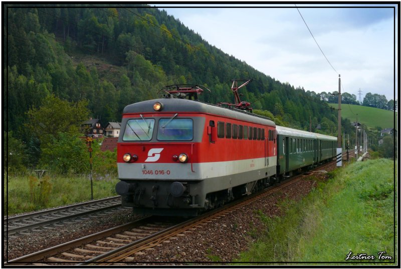 E-Lok 1046 016 mit Erlebniszug nach Mixnitz fotografiert in Mrzzuschlag 
15.09.2007