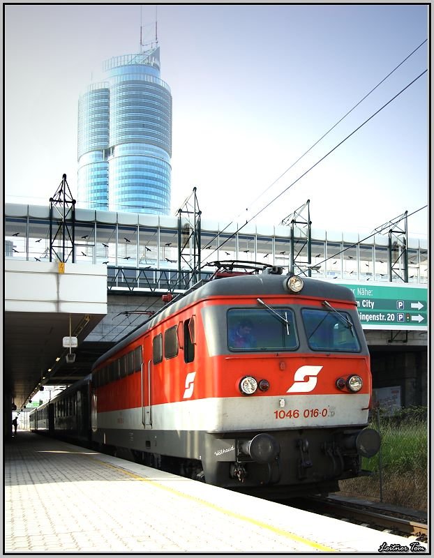 E-Lok 1046 016 steht mit dem Erlebniszug Wachau in der Haltestelle Handelskai.Im Hintergrund ist der Millennium Tower zu sehen.
24.05.2008
