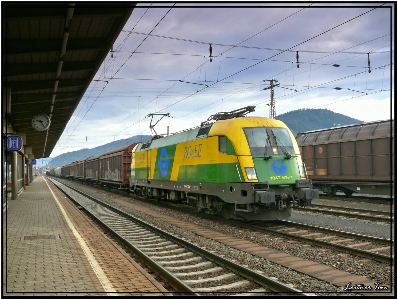 E-Lok 1047 505 GySEV fhrt mit einem Gterzug von Wien nach Villach.
Knittelfeld 3.2.2008