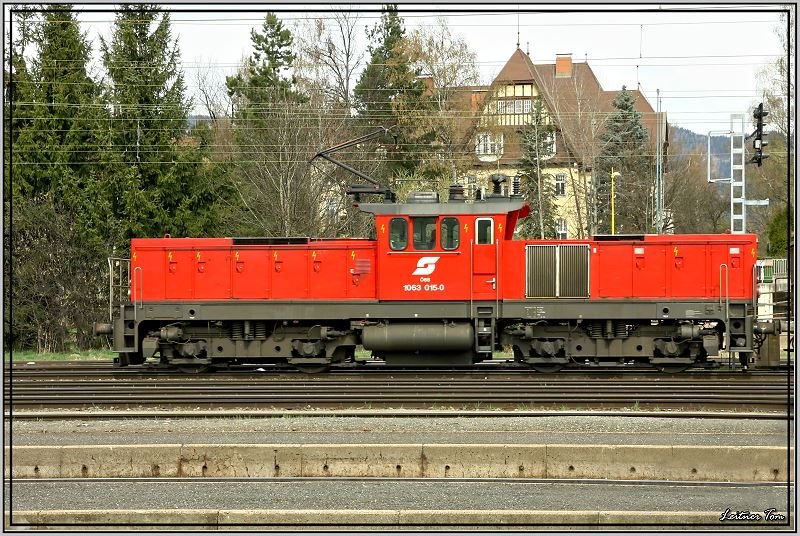 E-Lok 1063 015 erledigte am 11.4.2008 den Verschub im Bahnhof Zeltweg.Im Hintergrund ist das ehem. Werkshotel der VEST Zeltweg zu sehen.