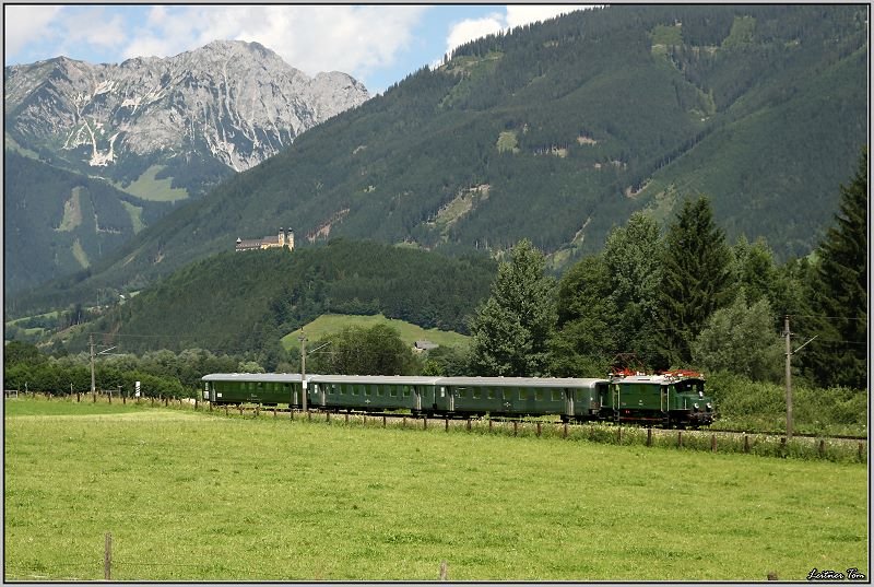 E-Lok 1080.01 fhrt mit Sonderzug R 16413 von Selzthal nach Hieflau.Im Hintergrund ist Stift Frauenberg zu sehen. 
Admont 19.07.2008