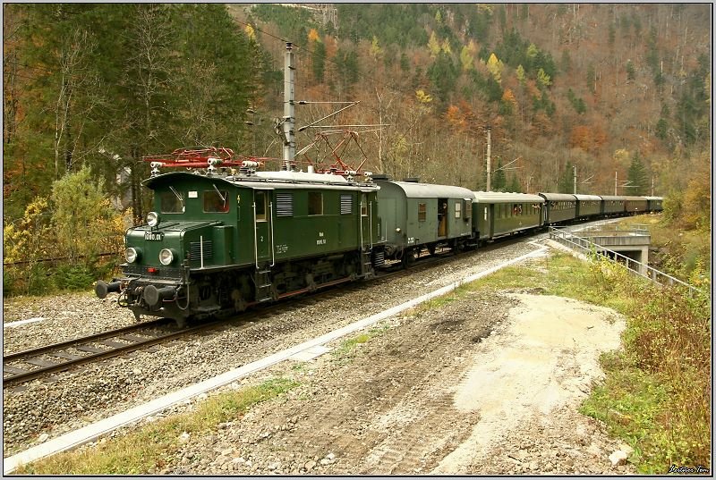 E-Lok 1080.01 fhrt mit Sonderzug 16749 von Salzburg nach Eisenerz.Bis Hieflau war die Dampflok 01.533 am Zug.
Jassingau 25.10.2008