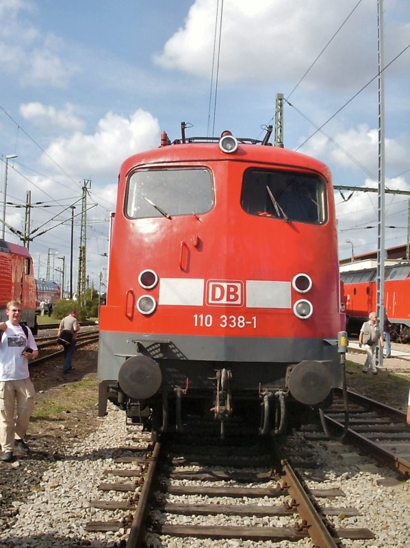 E-Lok 110 338-1 in Erfurt anllich der Fahrzeugausstelling 2005