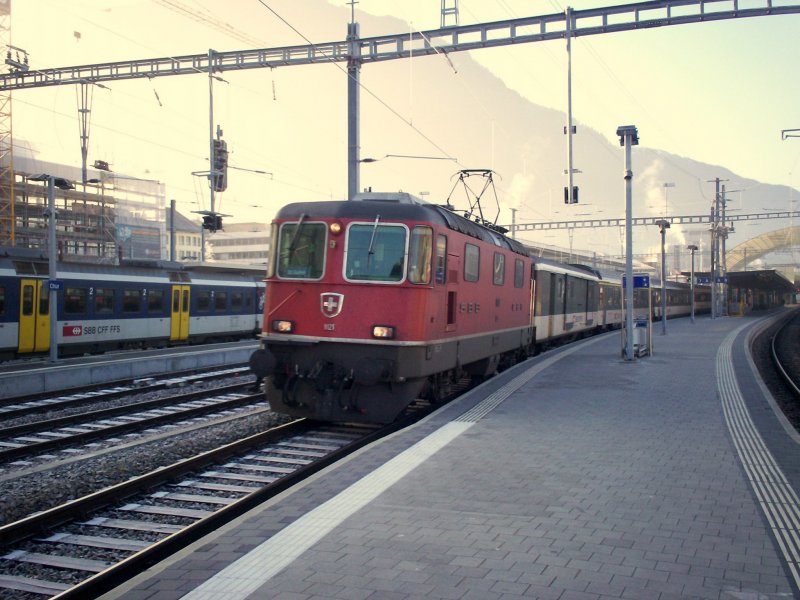 E-Lok 11121 verlsst den Bahnhof von Chur an einem khlen nebligen Wintermorgen in Richtung Sankt Gallen. 26.12.06