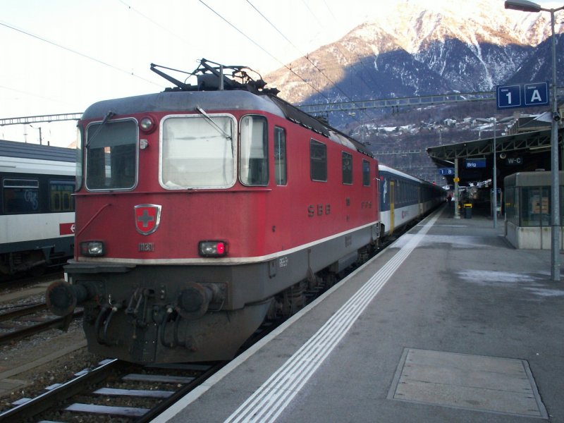 E-Lok 11130 als Schiebelok eines Personenzuges in Brig. 26.12.06
