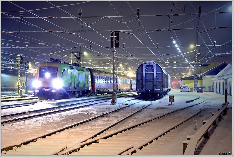 E-Lok 1116 033 Telekom Austria fhrt mit EC 631  Alpen Adria Universitt  von Wien Sd nach Villach.
Zeltweg 24.11.2008