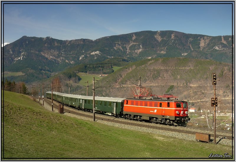 E-Lok 1141 024 fhrt mit dem Erlebniszug 1959  Zauberberge  von Wiener Neustadt nach Mrzzuschlag.Ein Dank nochmals an den perfekten Tour Guide ;-)
Eichberg 30.3.2008