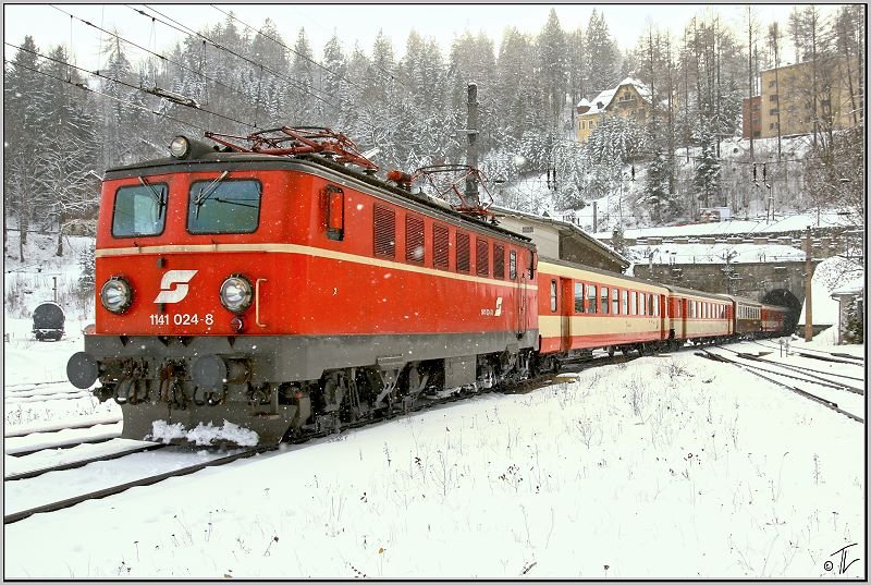 E-Lok 1141 024 fhrt mit Erlebniszug 1968  Zauberberge  von Mrzzuschlag nach Wiener Neustadt.Leider ist auch dieser Zug nach Fahrplanwechsel Geschichte.
Semmering 8.12.2008