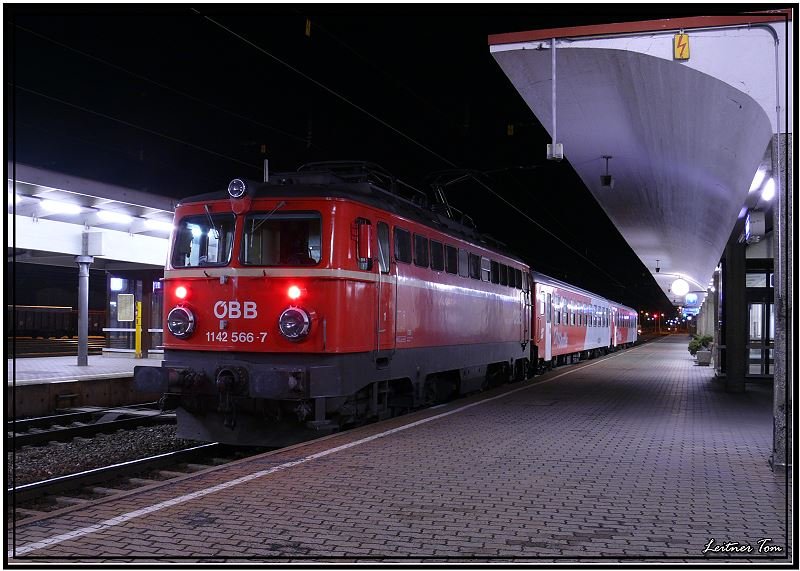 E-Lok 1142 566 fhrt mit R4225 von Bruck an der Mur nach Unzmarkt.
Knittelfeld 4.3.2008