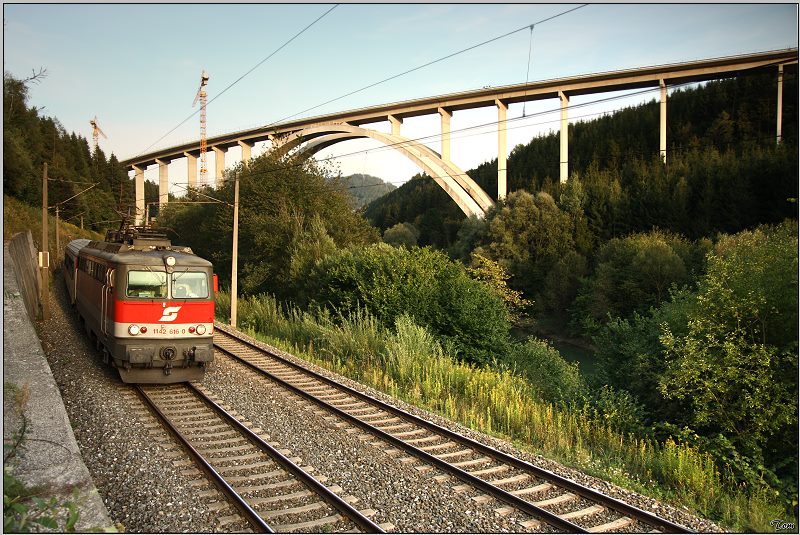 E-Lok 1142 616 fhrt mit REX 4221 von Graz nach Unzmarkt.Im Hintergrund ist die Grnhblbrcke in Judenburg zu sehen.
29.08.2008