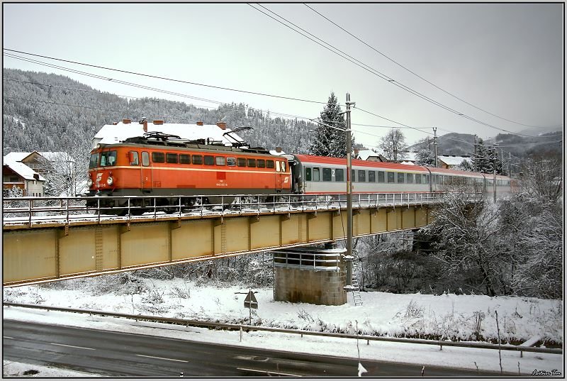 E-Lok 1142 623 fhrt mit IC 512  Hotel IBIS  von Graz nach Innsbruck.
St. Michael 23.11.2008
